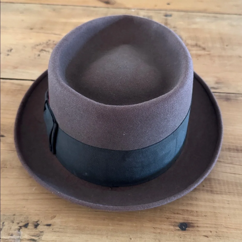 McAllister Brown Wool Felt Pork Pie Hat w/ Ribbon Band & Feather - Picture 3 of 7